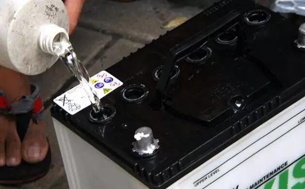 電瓶需要加什么水?如何加水?