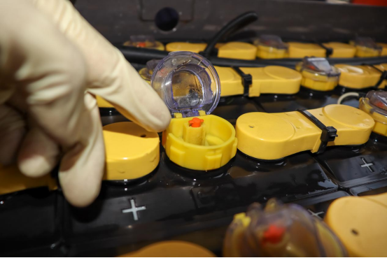 怎樣判斷鉛酸蓄電池缺水狀態?