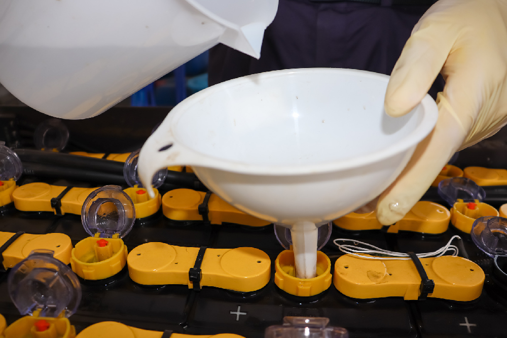 電瓶水加太滿了會(huì)有什么后果?該如何避免加水不均衡?